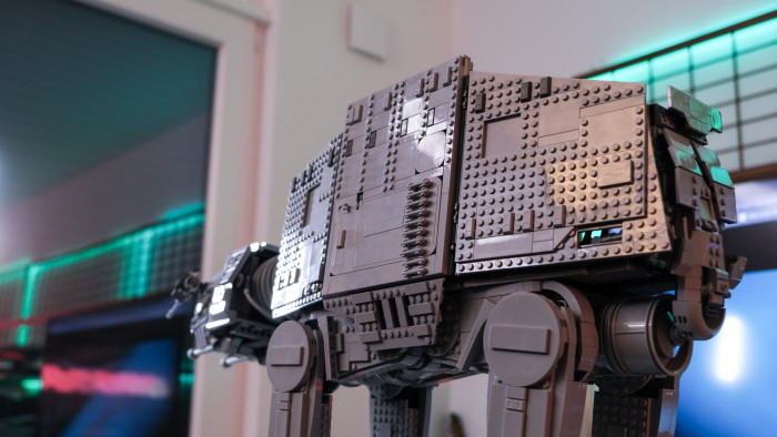 Die Seitenpaneele sind detailliert und fast nur grau. (Bild: Oliver Nickel/Golem.de)